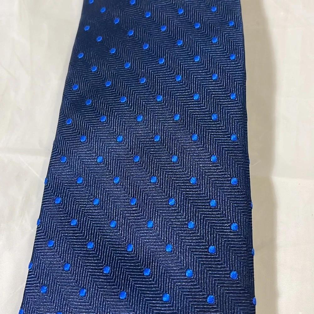 I of men’s dark and light blue tie 3.25”Wx 58”L like new very executive looking - Picture 2 of 8